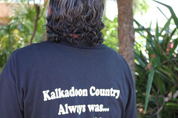  member of the Kalkadoon community shows his support for his people’s native title claim. The full slogan reads ‘Kalkadoon country always was …always will be’. Hundreds turned out at the Mount Isa Civic Centre to hear the Federal Court’s determination. Photo: Paul Sutherland/ABC Rural
